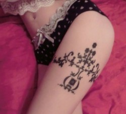 诱人美女床上秀私密大腿纹身图片