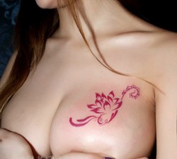 清纯女生的动人胸部纹身图片