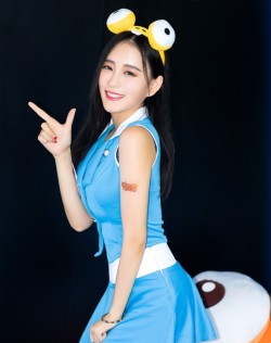 龙珠TV美女主播艾米酱aimee也是阿里游戏展台showgirl女神之一