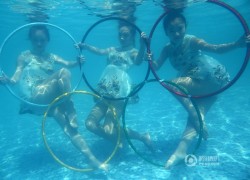 杭州多位美女在水下做运动助阵奥运比赛