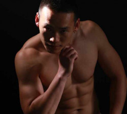 亚洲健身学院教练陈鹏肌肉男照片