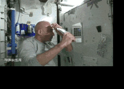 在太空挺方便的 一杯水就能洗澡了