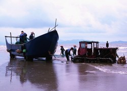广东阳西迷人的蓝袍湾 海边渔民的日常出海捕鱼生活