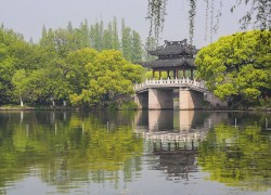 杭州旅游景点推荐 翠色欲流的杭州西湖公园美景真是令人流连忘返