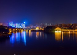 曲江池遗址公园灯火阑珊夜景 恰似一幅美丽绝伦的画卷